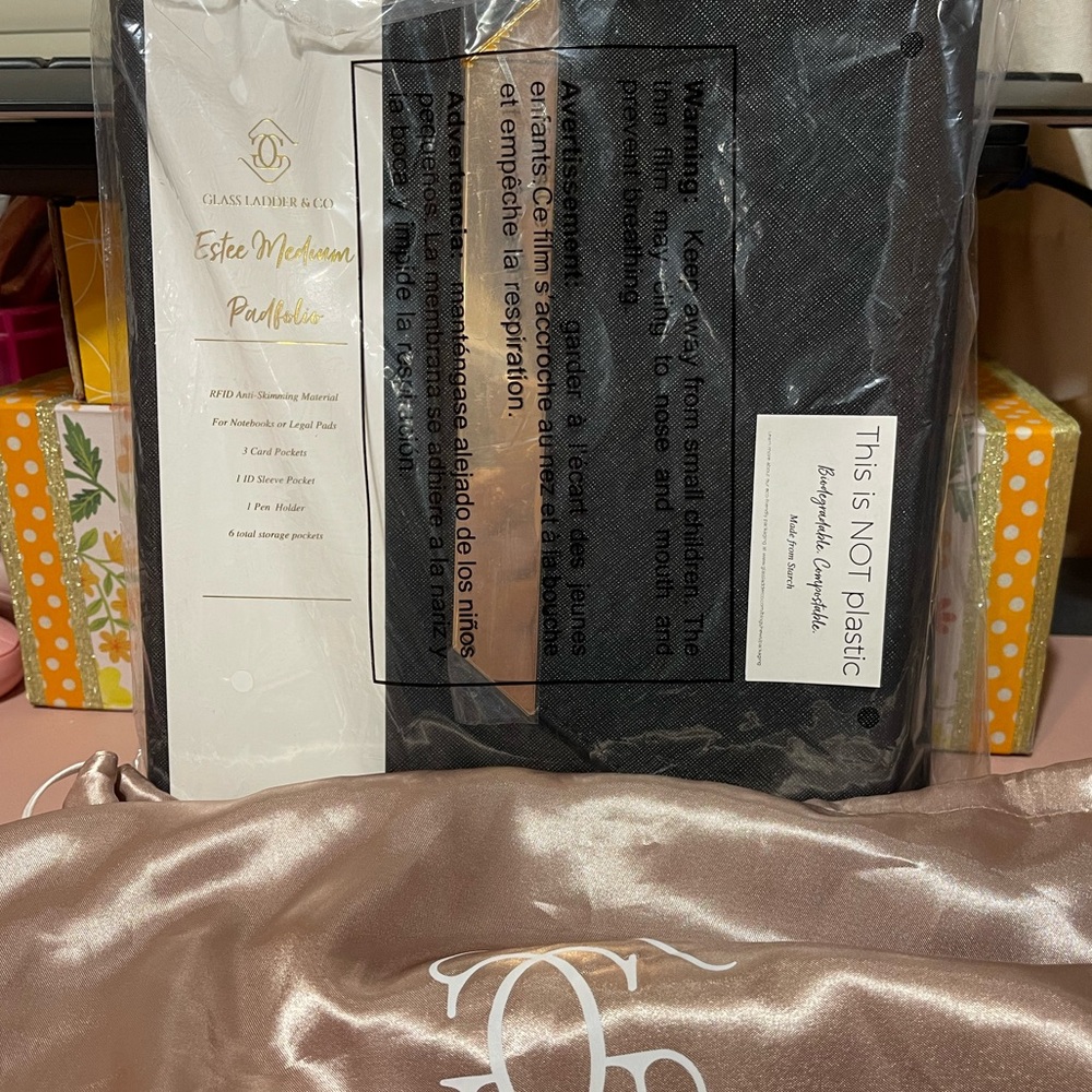NWT Black Glass Ladder & Co. Estee Medium Padfolio